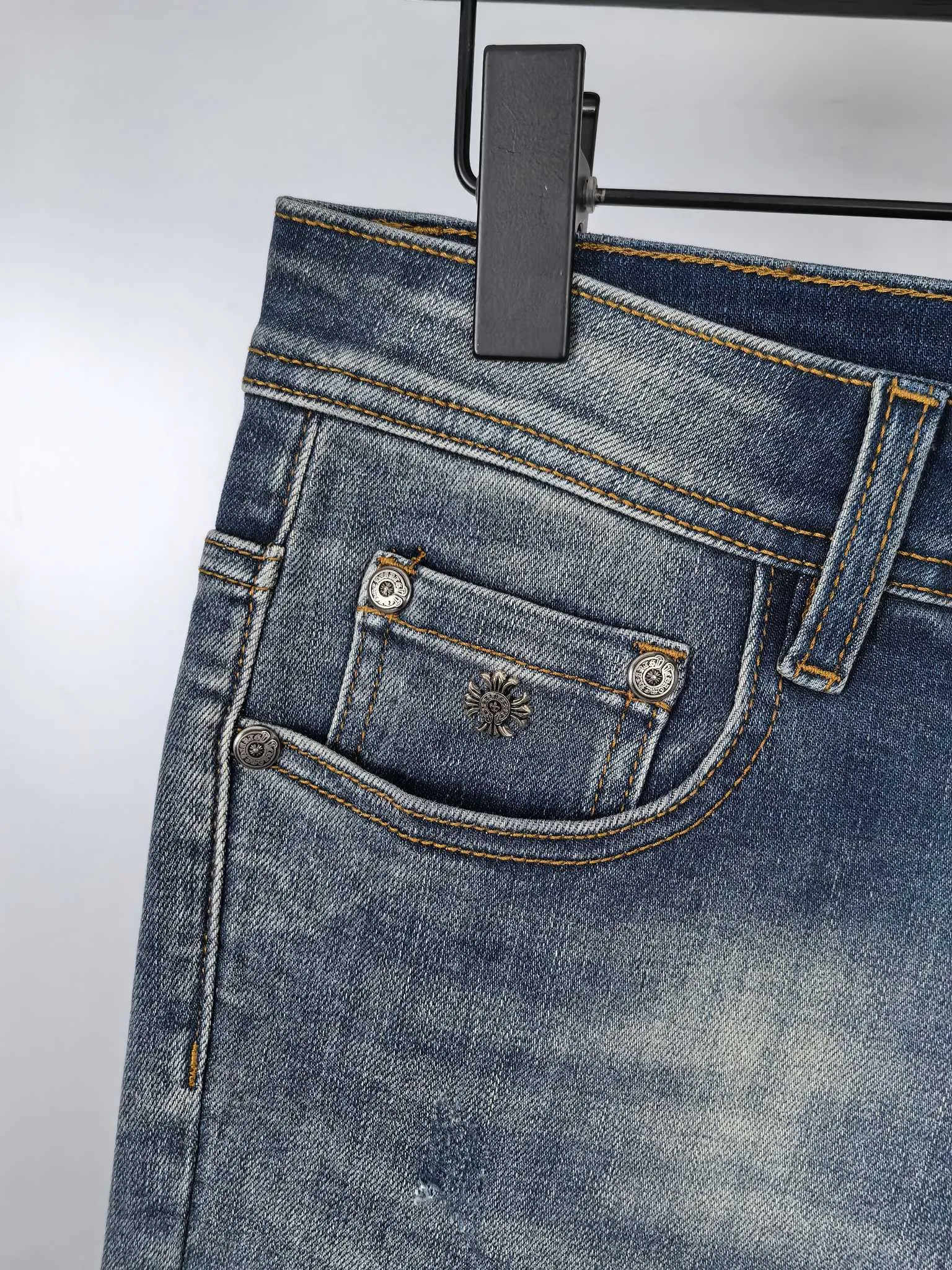 P400 Chrome Hearts men's denim jeans, official album and poster wear style!  High-grade imported denim raw-color fabrics are supplied to customers. We specially select pure 13oz denim fabrics from Okayama, Japan. They are washed with heavy-duty environmentally friendly plant enzymes. The texture has a light retro color and is quite beautiful, which is very suitable for the autumn and winter colors. After washing, the fabric is soft and delicate, but has a strong sense of bones and a slight stretch, which provides an excellent comfortable experience. There is no damage from any technical elements throughout the body, retaining the purest tannin color! The details throughout the body are perfect, exquisite and elegant. The latest leather label on the waist highlights the brand's characteristics. The hardware accessories, leather label and wiring all reflect the craftsmanship! The silhouette is perfectly tailored and has excellent butt lift and slimming effect. It can be easily matched with any top in the wardrobe. It has wide compatibility and is suitable for various daily wear. The upper body is full of shape. It is a must-have trousers for those who are obsessed with quality control and 1V! Size: 29-38 No 35 37